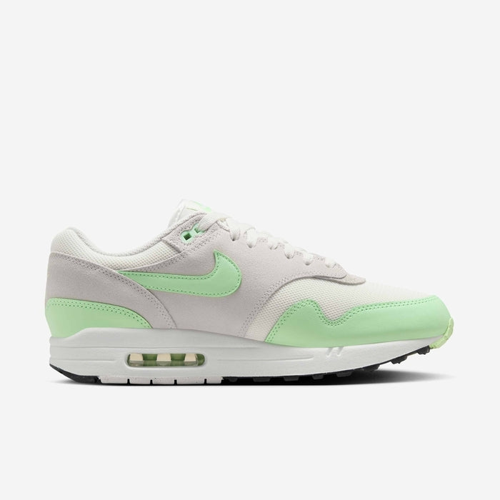 AM 1 Essential Sneaker