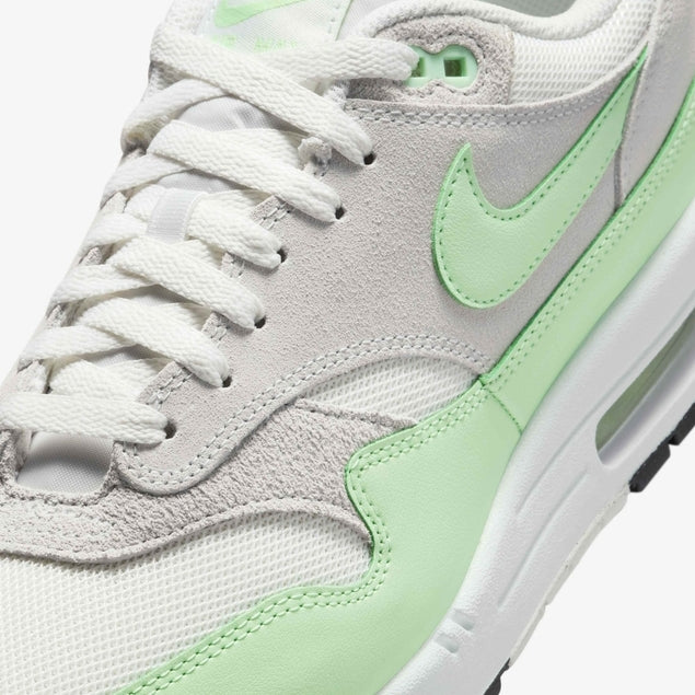 AM 1 Essential Sneaker