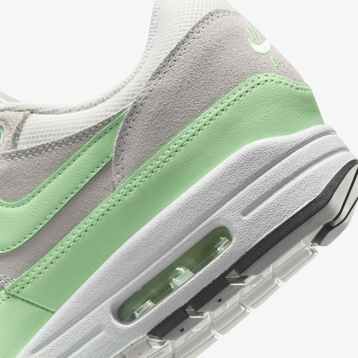 AM 1 Essential Sneaker